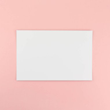 Boş A4 kağıt levha mockup pembe bir arka plan üzerinde