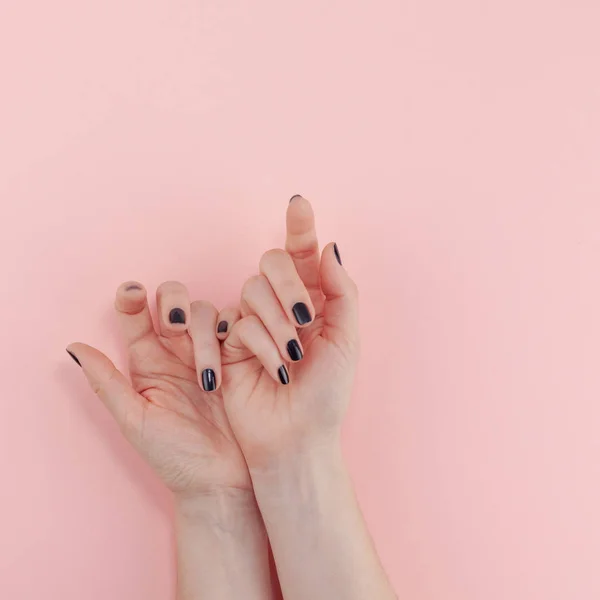 Las manos de mujer con manicura negra — Foto de Stock