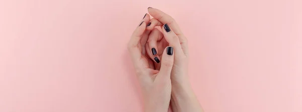 Las manos de mujer con manicura negra — Foto de Stock