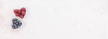 Sevgililer günü kompozisyon kalp levha çilek