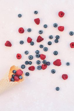 Yaz kompozisyon çilek dondurma waffle koni