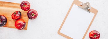 Domates Mar Azul Beyaz ahşap masa arka plan üzerinde