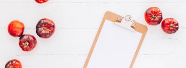 Domates Mar Azul Beyaz ahşap masa arka plan üzerinde