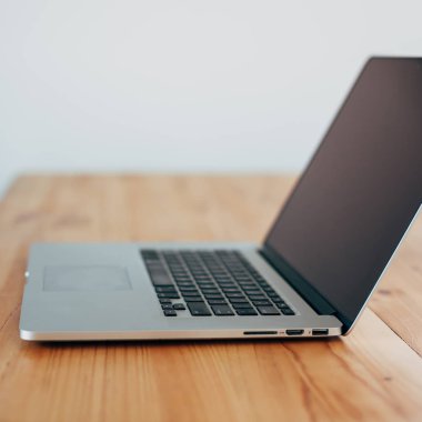 Dizüstü bilgisayar ile serbest çalışma alanı