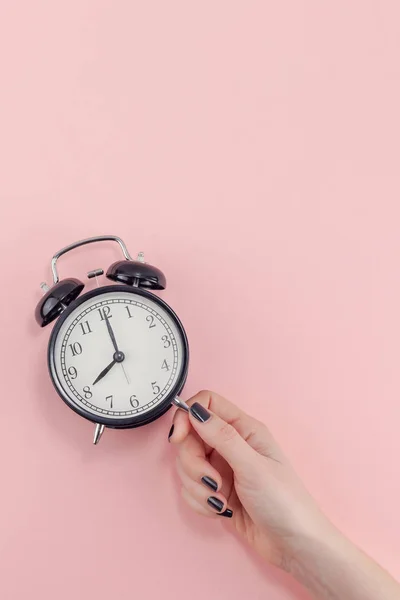 Mão feminina com despertador. Conceito matinal — Fotografia de Stock