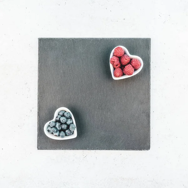 Ημέρα του Αγίου Βαλεντίνου ημέρα σύνθεση μούρα σε πλάκες καρδιά — Φωτογραφία Αρχείου