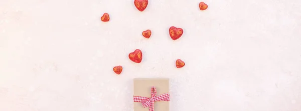 Alla hjärtans dag sammansättning med hjärtan och present box — Stockfoto