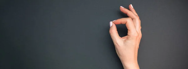 Manos de mujer con manicura rosa pastel — Foto de Stock