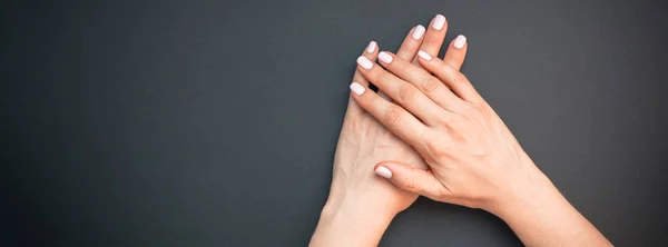 여자의 손을 파스텔 핑크 매니큐어 — 스톡 사진