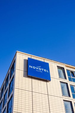 Novotel suites logo Hotel Münih'te bina