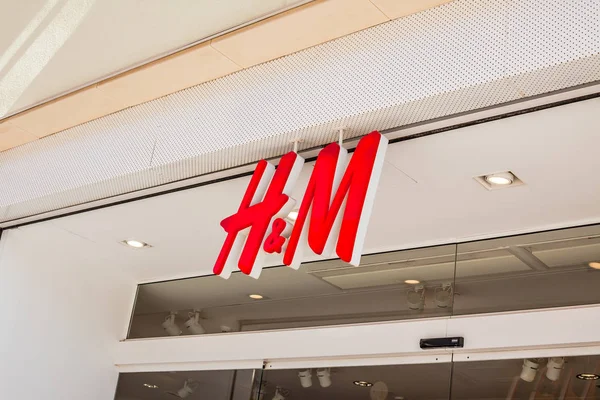 H & M store brand logo at its building — стоковое фото