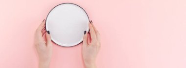 Boş tabak içinde erkek mockup eller