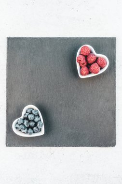 Sevgililer günü kompozisyon kalp levha çilek