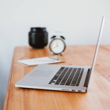 Dizüstü bilgisayar ile serbest çalışma alanı