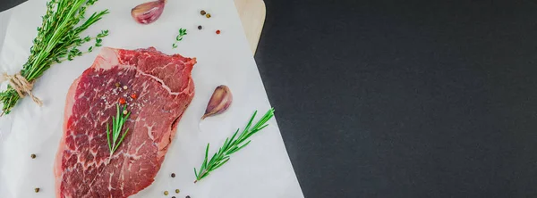 Filé de carne fresca com ingredientes na culinária — Fotografia de Stock