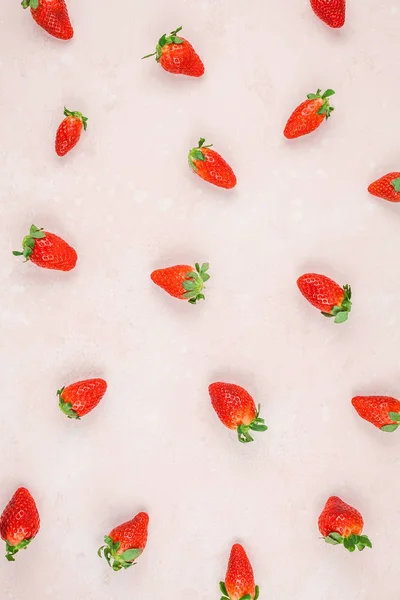 Κόκκινες φράουλες μοτίβο σε ροζ φόντο — Φωτογραφία Αρχείου