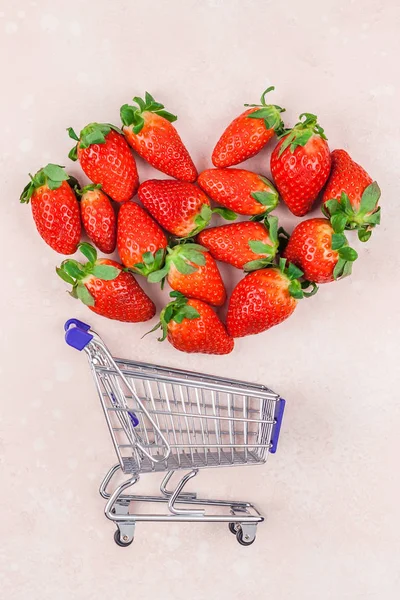 딸기와 쇼핑 개념 구성 — 스톡 사진