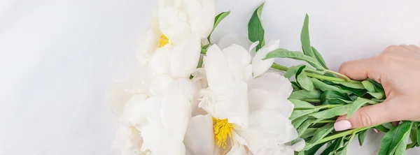 Flores de peonía blanca sobre fondo de mármol — Foto de Stock