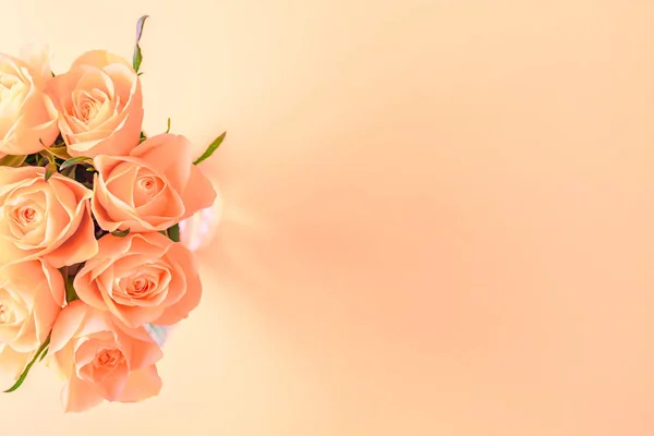 Φρέσκα ροζ τριαντάφυλλα σε μπουκέτο — Φωτογραφία Αρχείου