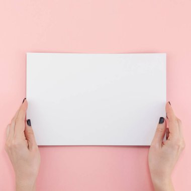 Boş A4 kağıt levha mockup kadın elle