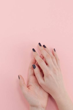 Kadının elleri ile siyah manikür