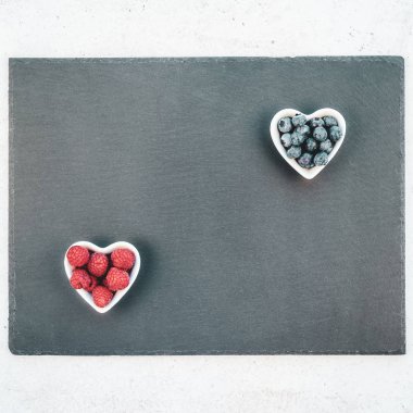 Sevgililer günü kompozisyon kalp levha çilek