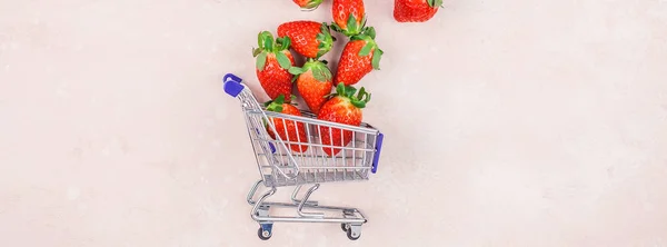 Shopping concept samenstelling met aardbeien — Stockfoto