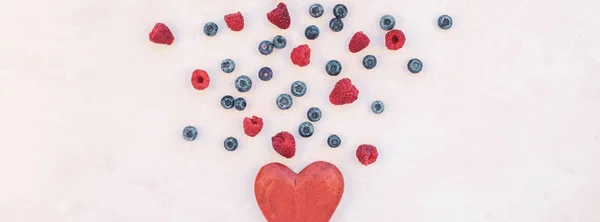 Sevgililer günü kompozisyon çilek ve kırmızı kalp — Stok fotoğraf