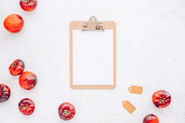 Domates Mar Azul Beyaz ahşap masa arka plan üzerinde