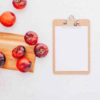 Domates Mar Azul Beyaz ahşap masa arka plan üzerinde