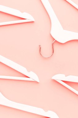 Ahşap askı tonda yaşam mercan rengi