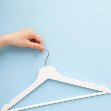 Mavi zemin üzerine beyaz ahşap askı