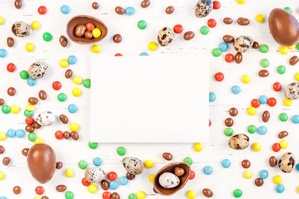 Великодня рамка з шоколадними яйцями, барвисті цукерки — стокове фото