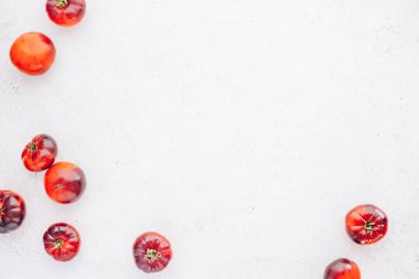 Domates Mar Azul Beyaz ahşap masa arka plan üzerinde