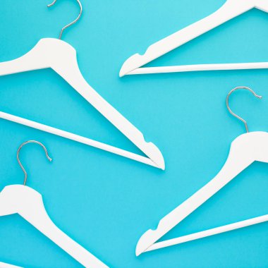 Mavi zemin üzerine beyaz ahşap askı