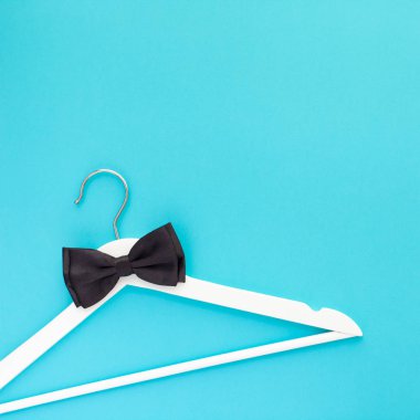 Mavi zemin üzerine beyaz ahşap askı