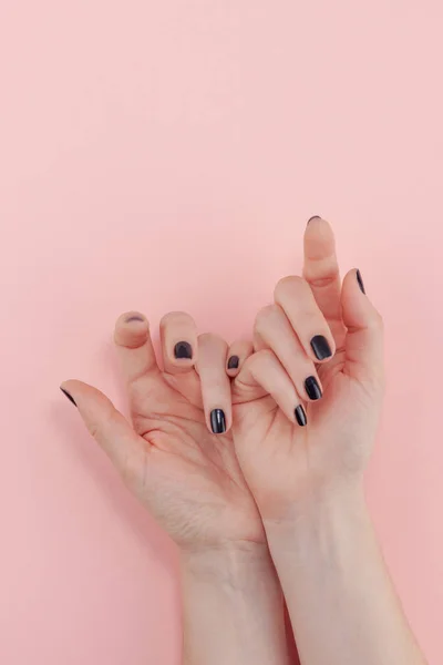 Las manos de mujer con manicura negra — Foto de Stock