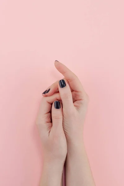 Las manos de mujer con manicura negra — Foto de Stock