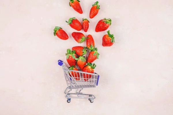 Shopping concept samenstelling met aardbeien — Stockfoto