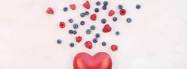 Sevgililer günü kompozisyon çilek ve kırmızı kalp — Stok fotoğraf