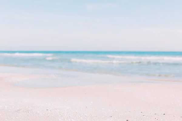 Plage de sable d'été et fond des vagues de bord de mer — Photo