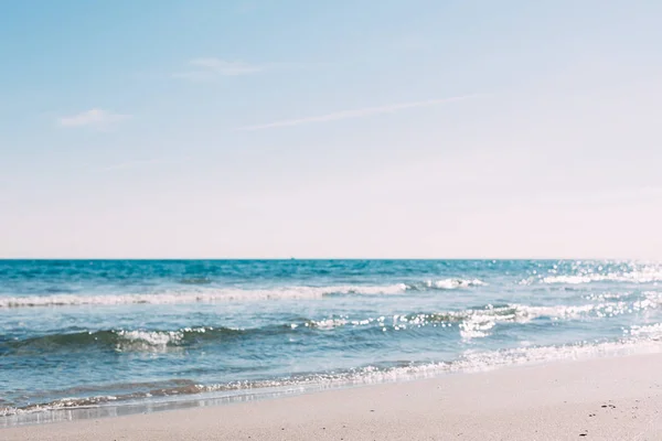 Plage de sable d'été et fond des vagues de bord de mer — Photo