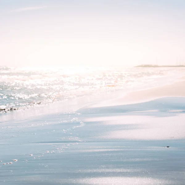 Praia de areia de verão e fundo ondas do litoral — Fotografia de Stock