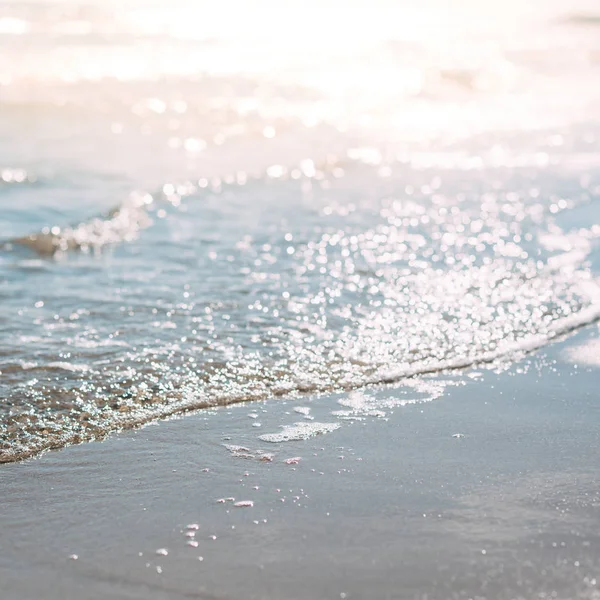 Praia de areia de verão e fundo ondas do litoral — Fotografia de Stock