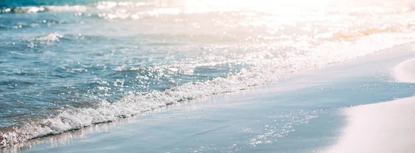 Letní písečné pláže a mořské pobřeží vlny pozadí — Stock fotografie