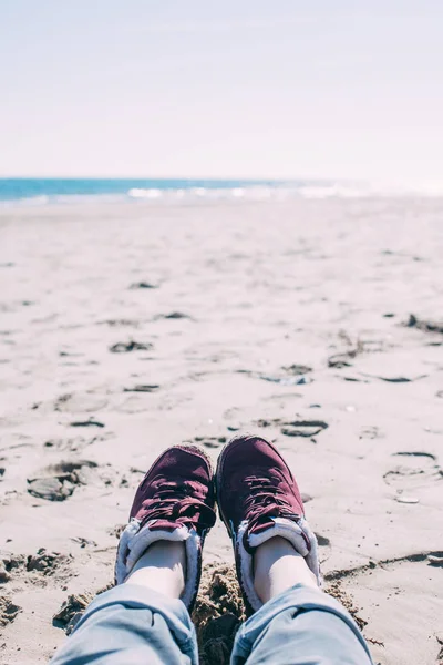 Ragazza rilassante sulla spiaggia di sabbia — Foto Stock