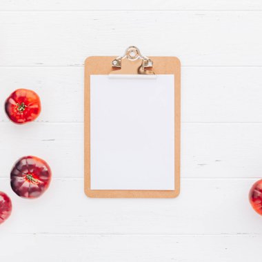 Domates Mar Azul Beyaz ahşap masa arka plan üzerinde