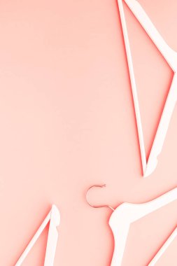 Ahşap askı tonda yaşam mercan rengi