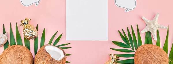 Пальмовые листья и кокосы на розовом макете — стоковое фото