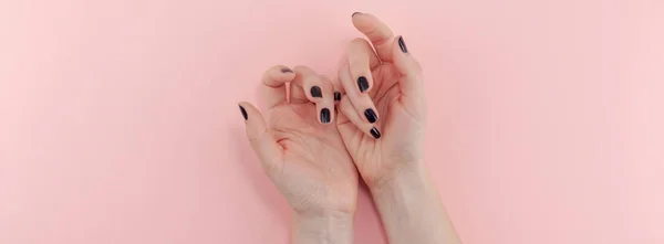 Las manos de mujer con manicura negra — Foto de Stock